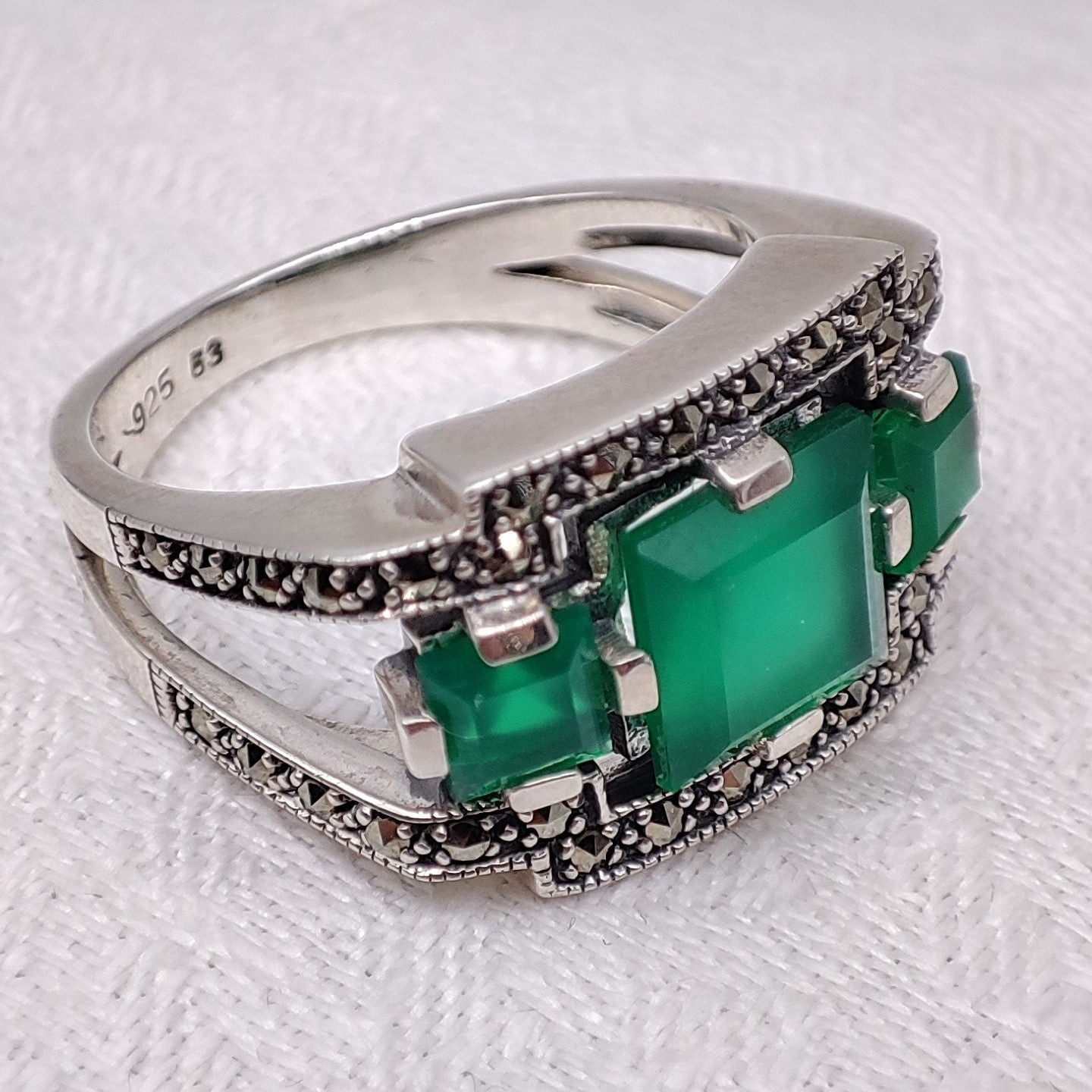 Bague Art Déco argent, marcassites et triple agates vertes – Au