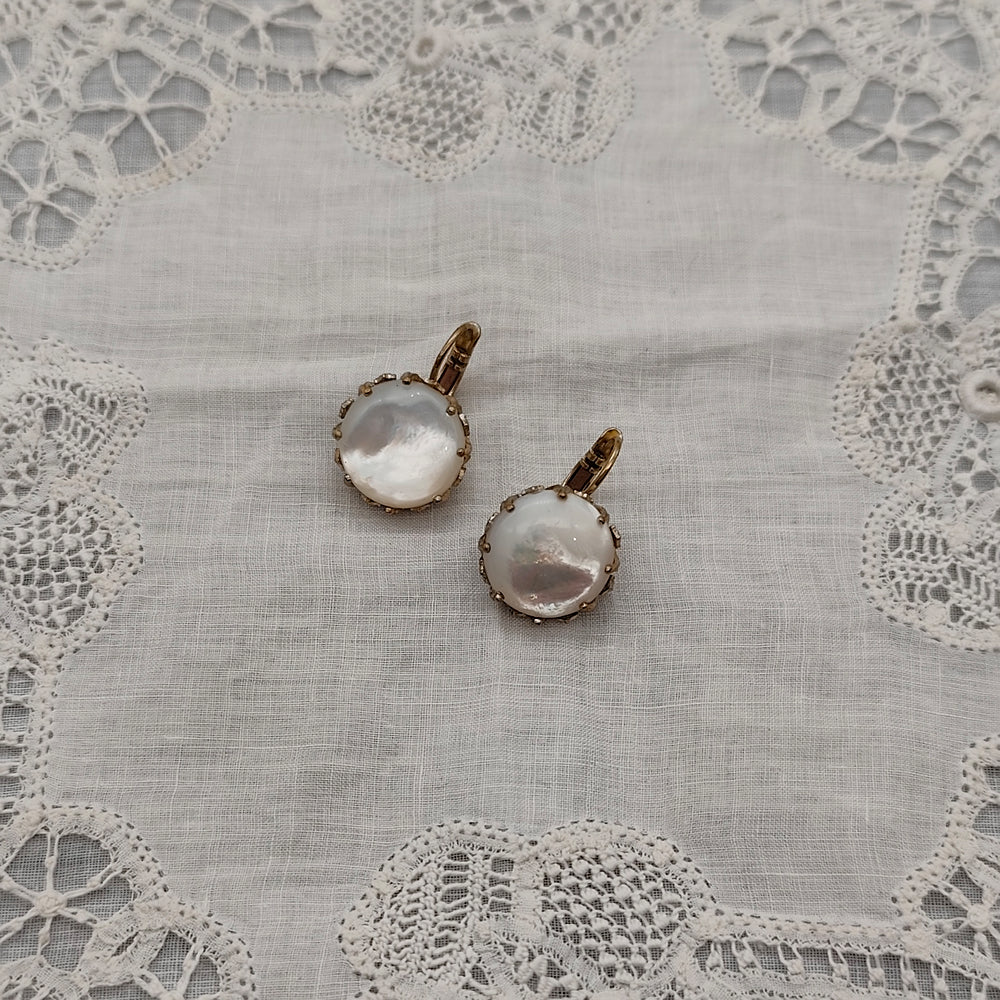 Boucles d'Oreilles Aria - Baroque | Laiton et Nacre - Au Bonheur Des Dames Toulouse