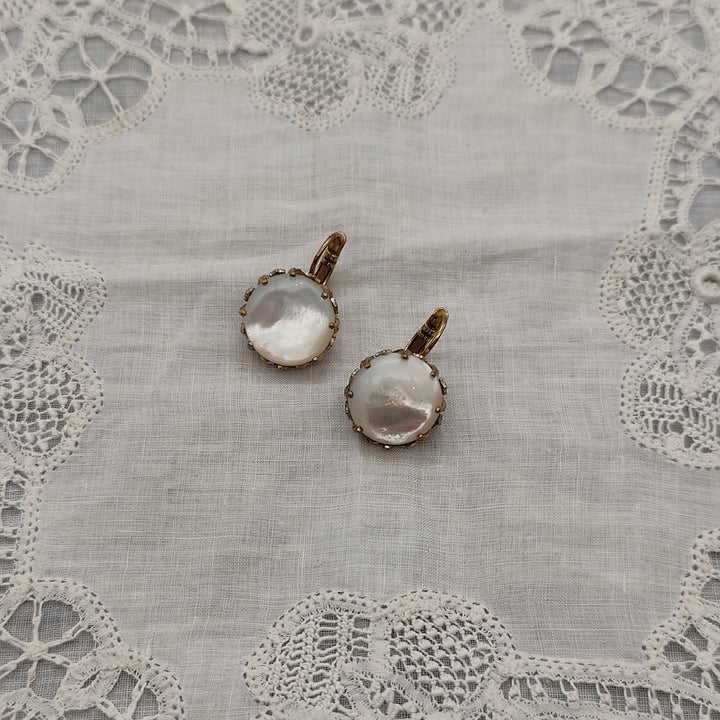 Boucles d'Oreilles Aria - Baroque | Laiton et Nacre - Au Bonheur Des Dames Toulouse