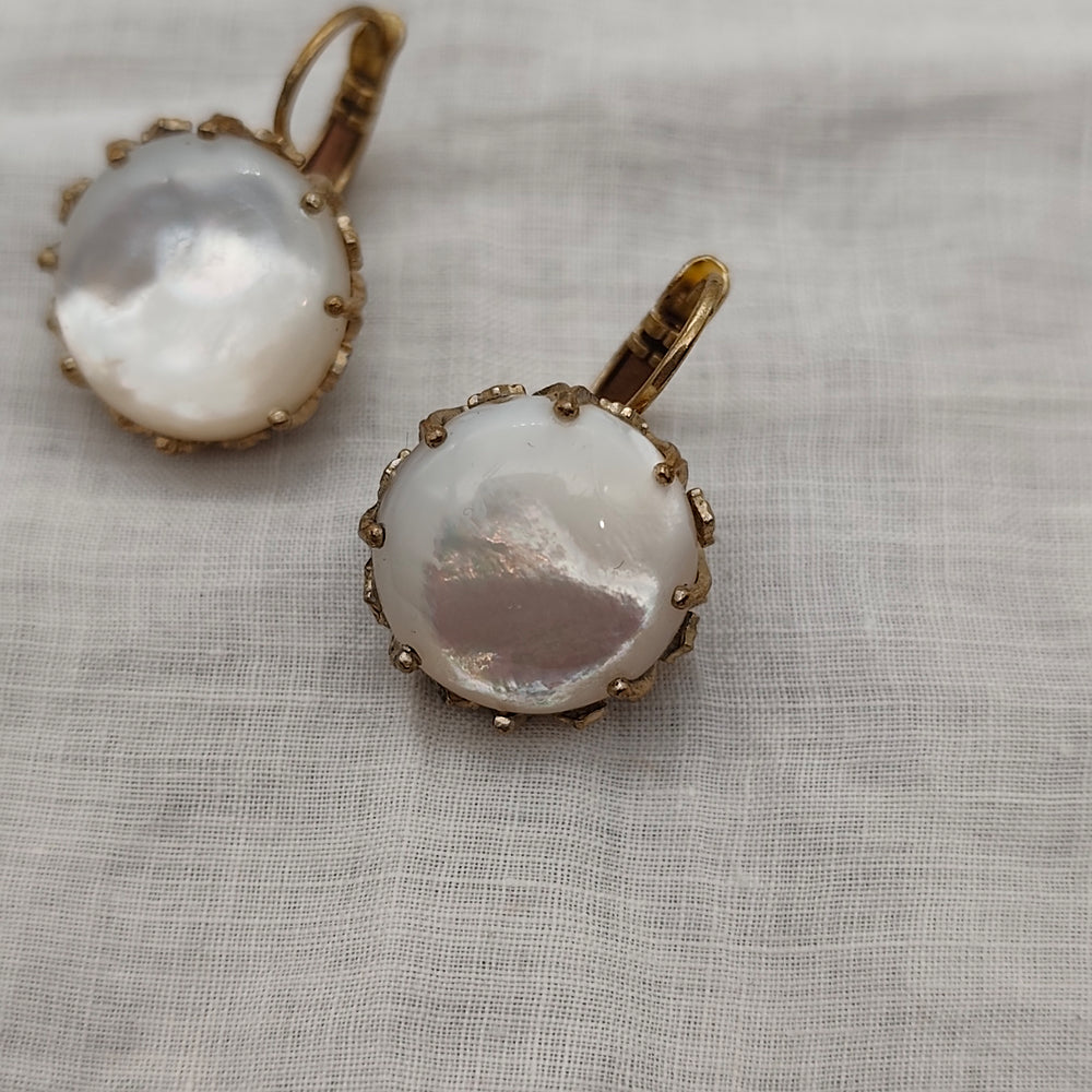 Boucles d'Oreilles Aria - Baroque | Laiton et Nacre - Au Bonheur Des Dames Toulouse