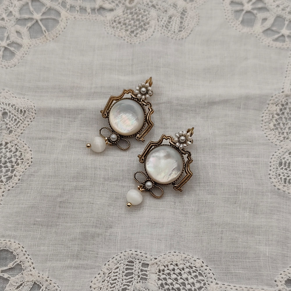 Boucles d'Oreilles Orianna - Baroque | Laiton, Nacre et Perles - Au Bonheur Des Dames Toulouse