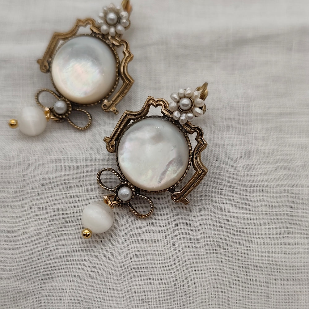 Boucles d'Oreilles Orianna - Baroque | Laiton, Nacre et Perles - Au Bonheur Des Dames Toulouse