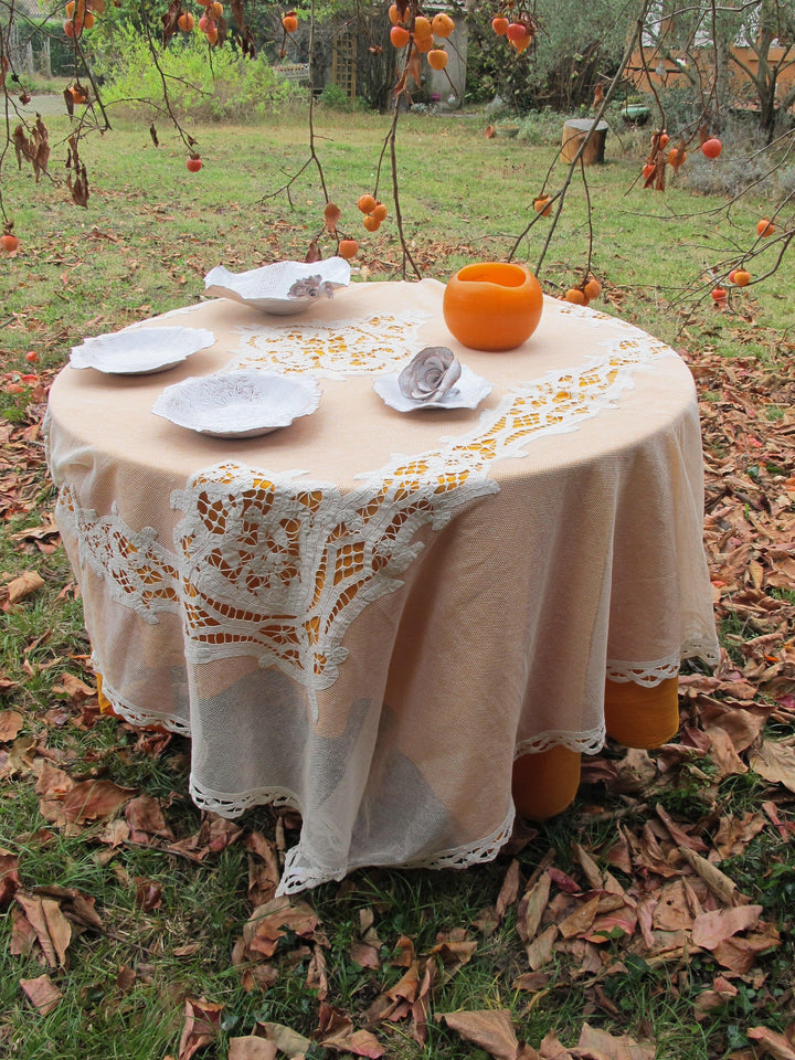 DINER SOUS LE PLAQUEMINIER - Linge de table - Au Bonheur Des Dames Toulouse - ABDD - Art Déco, Broderies, Dentelles, Déco, Lin, Linge, Linge ancien, Linge de maison, Nappe, Retro, Vintage