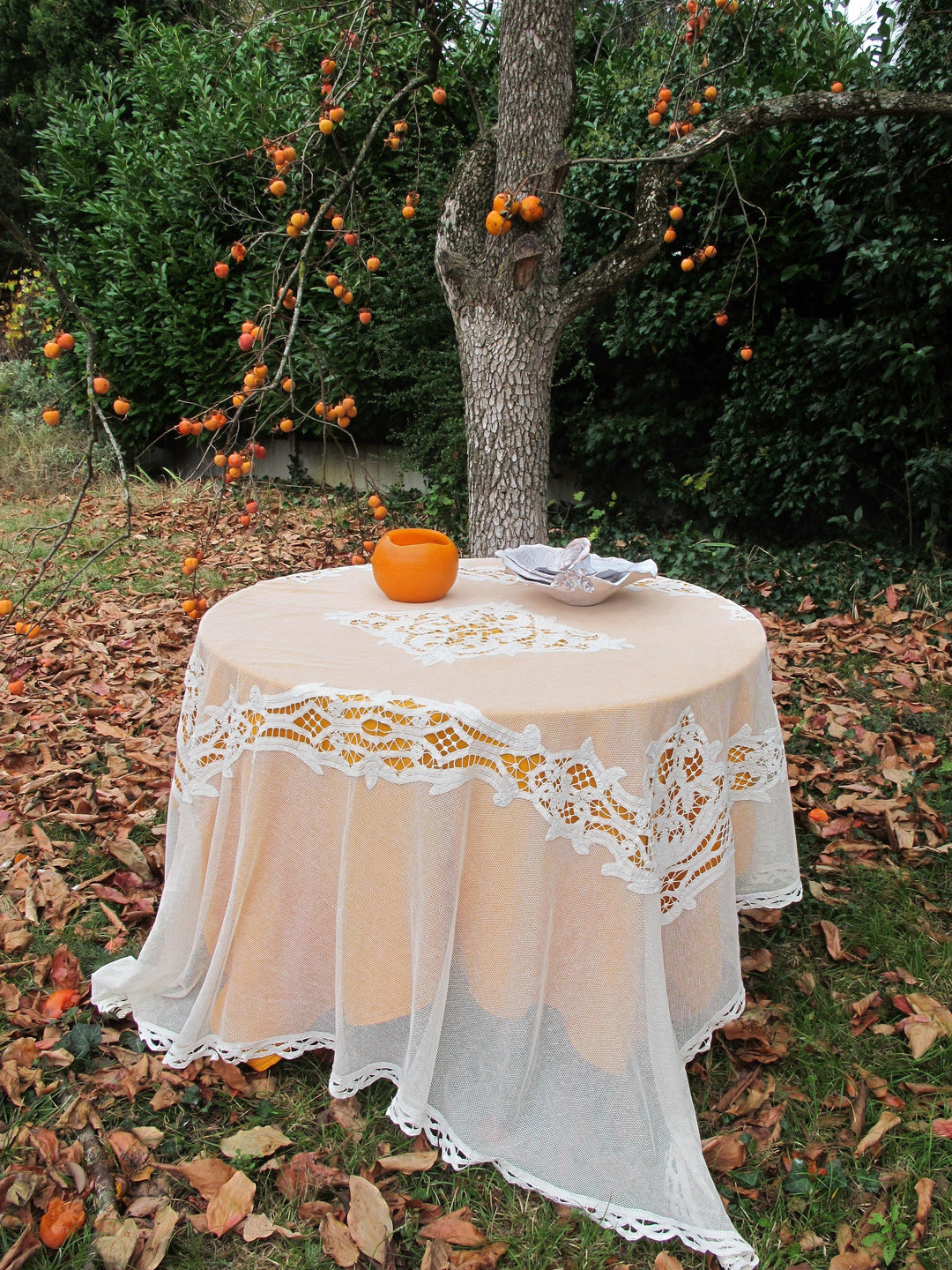 DINER SOUS LE PLAQUEMINIER - Linge de table - Au Bonheur Des Dames Toulouse - ABDD - Art Déco, Broderies, Dentelles, Déco, Lin, Linge, Linge ancien, Linge de maison, Nappe, Retro, Vintage